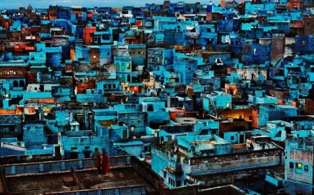 چرا این شهر آبی است؟