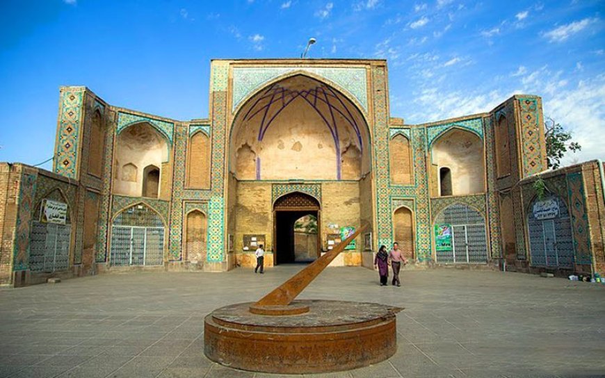 مسجدی با سبک های معماری چند دوره تاریخی که در قزوین قرار دارد