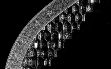 شکوه معماری مقرنس ایوان باب الکاظم حرم رضوی