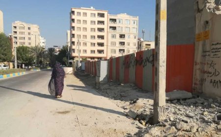 پیاده رو های بندر عباس همچنان در تصرف سازندگان املاک وقایق ها
