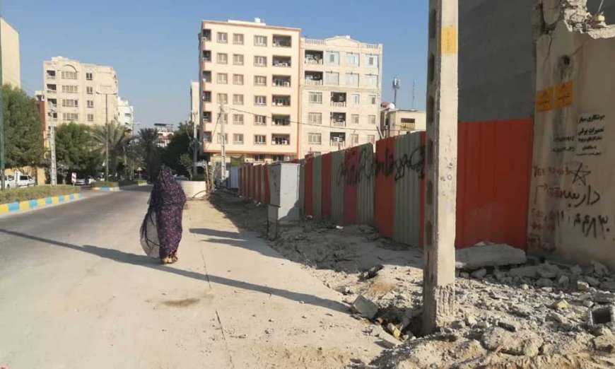 پیاده رو های بندر عباس همچنان در تصرف سازندگان املاک وقایق ها