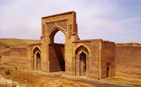 معماری رباط شرف چگونه است؟