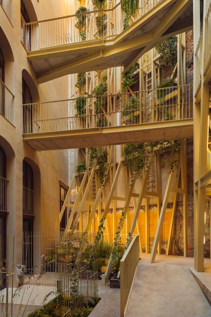 نگاهی به پروژه La Carboneria. The rehabilitation of a historic Barcelona residential building