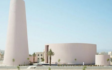 استدیو معماران التقدوم و طراحی مسجد هندسی باب السلام به رنگ رز ملایم برگرفته از رنگ کوه های پیرامون در عمان