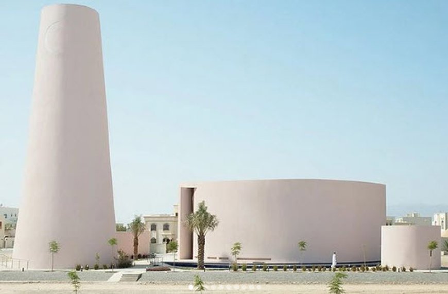 استدیو معماران التقدوم و طراحی مسجد هندسی باب السلام به رنگ رز ملایم برگرفته از رنگ کوه های پیرامون در عمان