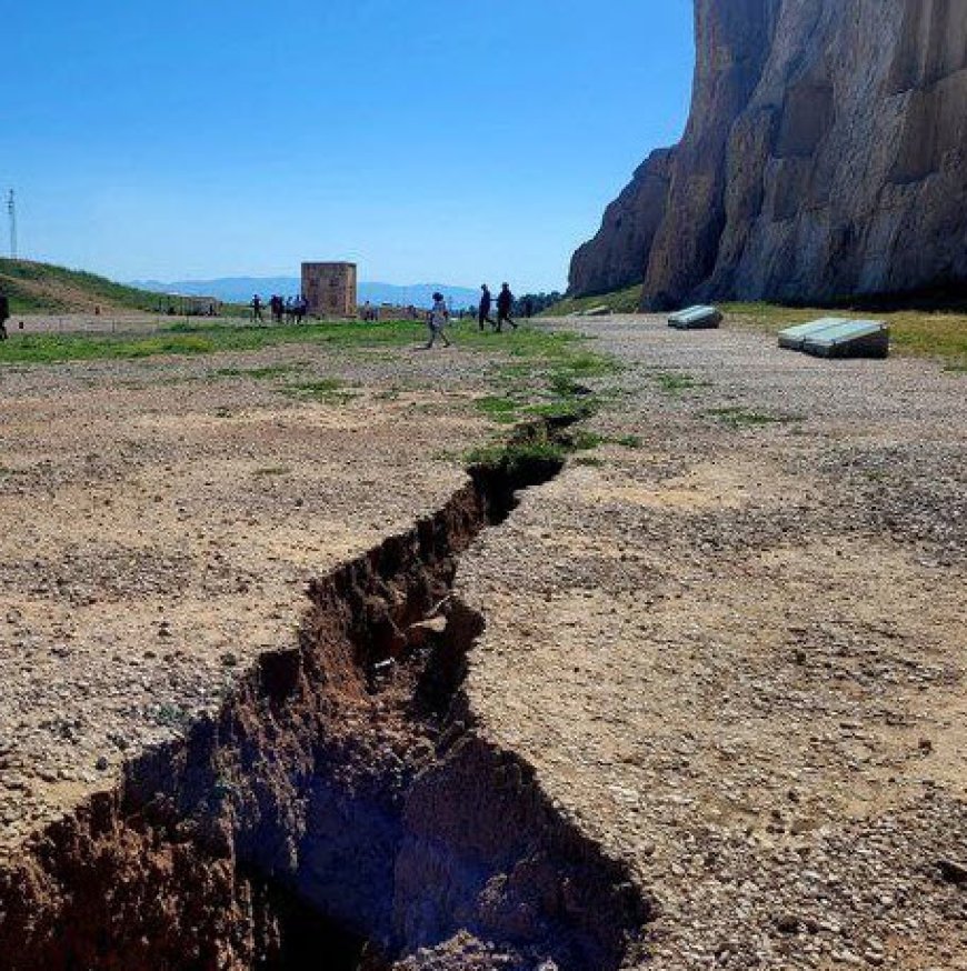 فرونشست‌ زمین در فاصله ۱۰ متری نقش‌رستم