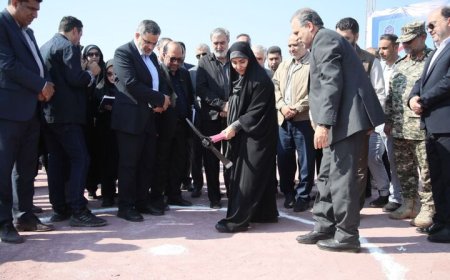 نخستین کلنگ‌زنی وزیر راه و شهرسازی دولت چهاردهم/ آغاز عملیات اجرایی ۱۱۰ واحد مسکونی در جزیره بوموسی