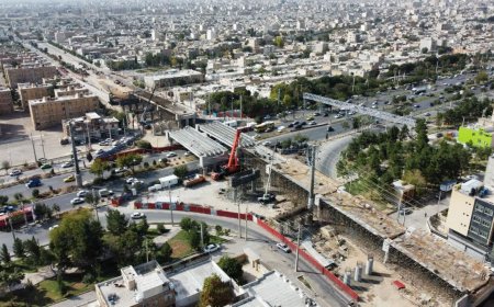 از اتمام آرماتوربندی ستونها تا آغاز عملیات اسکافلد بندی در تقاطع غیرهمسطح قائم-رحمت-احمدی/ اجرای طیف گستردهای از پروژههای عمرانی در کلانشهر شیراز