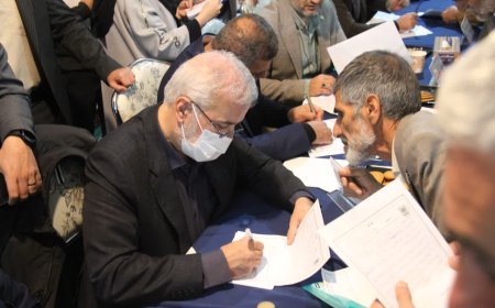 بررسی مسائل مردمی و تکریم شهروندان در میز خدمت شهرداری شیراز در مصلی نماز جمعه شهرکهای شمال غرب