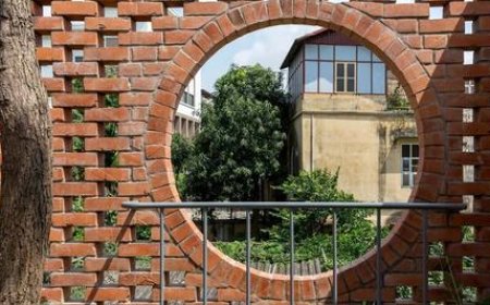 در زمینی کوچک و محله شلوغ این خانه زیبا ساخته شده و برنده چند جایزه بین المللی شده است