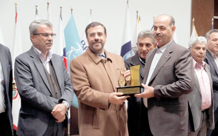 شرکت آسانسور و پله برقی شاهین اوج شهر تندیس واحد نمونه صنعت و معدن فارس را دریافت کرد