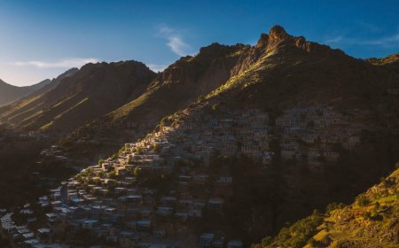 نمایی حیرت انگیز از معماری پلکانی و طبیعت اورامان تخت در شب و روز