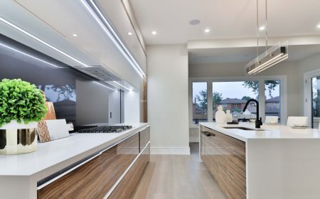 نورپردازی داخلی با چراغ خطی آویز برای ایجاد فضایی دلنشین در منزل