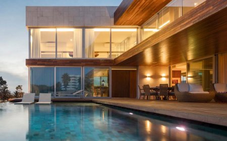 طراحی ویلا کنار دریا با ترکیبی از چوب، سنگ و شیشه