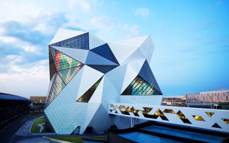 بلندترین دیوار صخره نوردی جهان