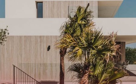 زندگی مدیترانهای با طراحی هندسی: خانه ۱۱۱K در کاستا بلانکا