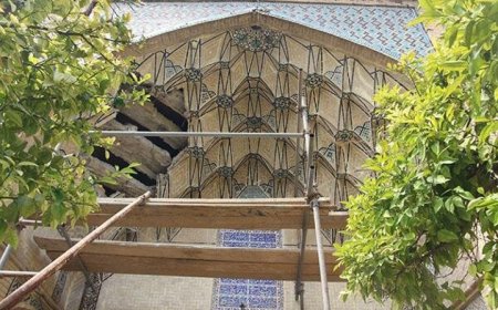 ریزش مقرنسهای تاریخی در بنای قوامی حافظیه؛ زنگ خطری برای میراث شیراز