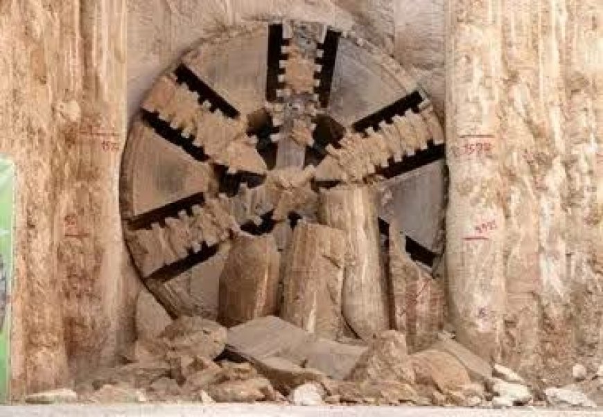 شتاب‌گیری توسعه غربی خط یک مترو شیراز با عبور دستگاه حفار مکانیزه از ایستگاه گلستان تا شهید بهشتی