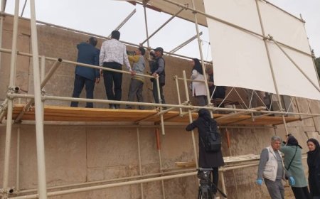 کتیبه سه‌زبانه داریوش اول در تخت جمشید در معرض بازدید گردشگران قرار می‌گیرد
