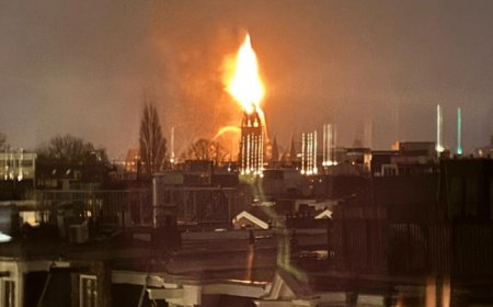 آتش‌سوزی گسترده در کلیسای تاریخی آمستردام؛ فروریختن برج بنای ۱۵۰ ساله