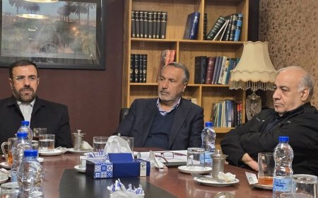 جلسه شبانه معاون وزیر راه و شهرسازی درخصوص آزادراه و راه‌آهن شیراز-بوشهر